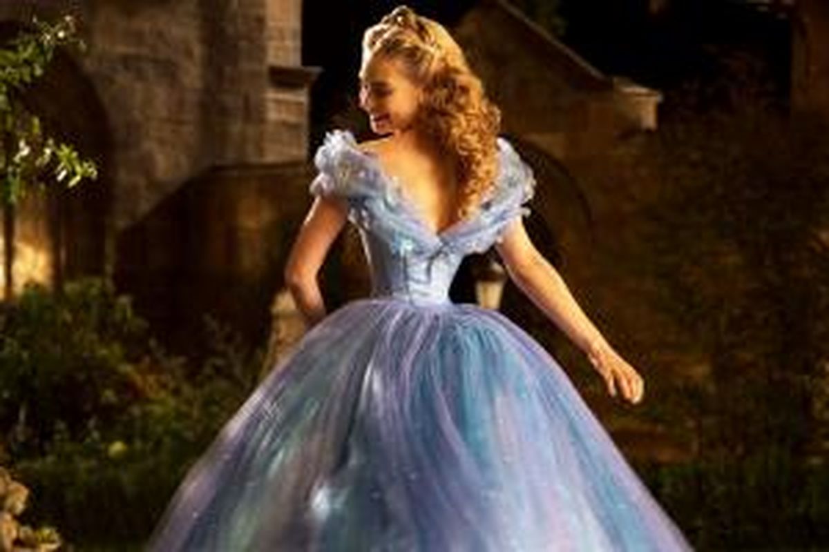 Lily James, pemeran film Cinderella (2015) sendiri mengakui bahwa ukuran pinggangnya yang sangat kecil disebabkan oleh penggunaan korset ketat dan konsumsi minuman diet. 