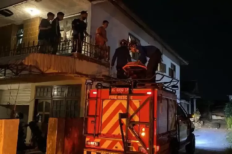 Dramatis, Damkar Tulungagung Evakuasi Siswi SMK yang Alami Cedera Punggung dari Lantai 2