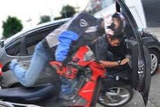Bahaya Mobil Parkir di Pinggir Jalan, Buka Pintu Mobil Bikin Celaka