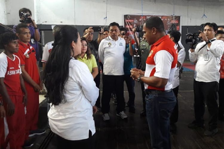 Menko PMK Puan Maharani mengunjungi atlet tinju di Komplek Olahraga Sario, Kota Manado, Sabtu (7/7/2018)