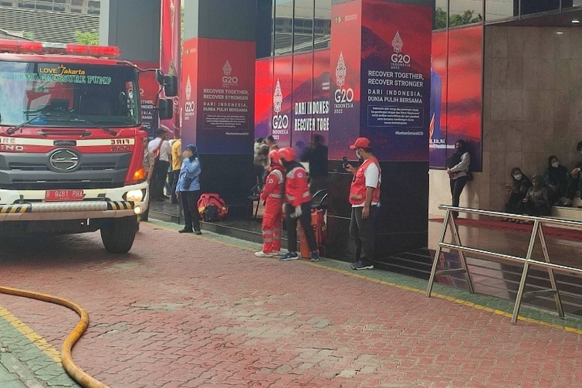 Kebakaran terjadi di area lantai lima Gedung Kementerian Hukum dan Hak Asasi Manusia (Kemenkumham) Jalan HR Rasuna Said, Setiabudi, Jakarta Selatan, Rabu (7/12/2022). Para pekerja yang panik berhamburan ke luar gedung.