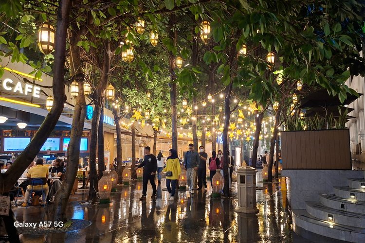 Hasil foto malam hari Samsung Galaxy A57 5G di area luar ruangan dengan berbagai sumber cahaya.