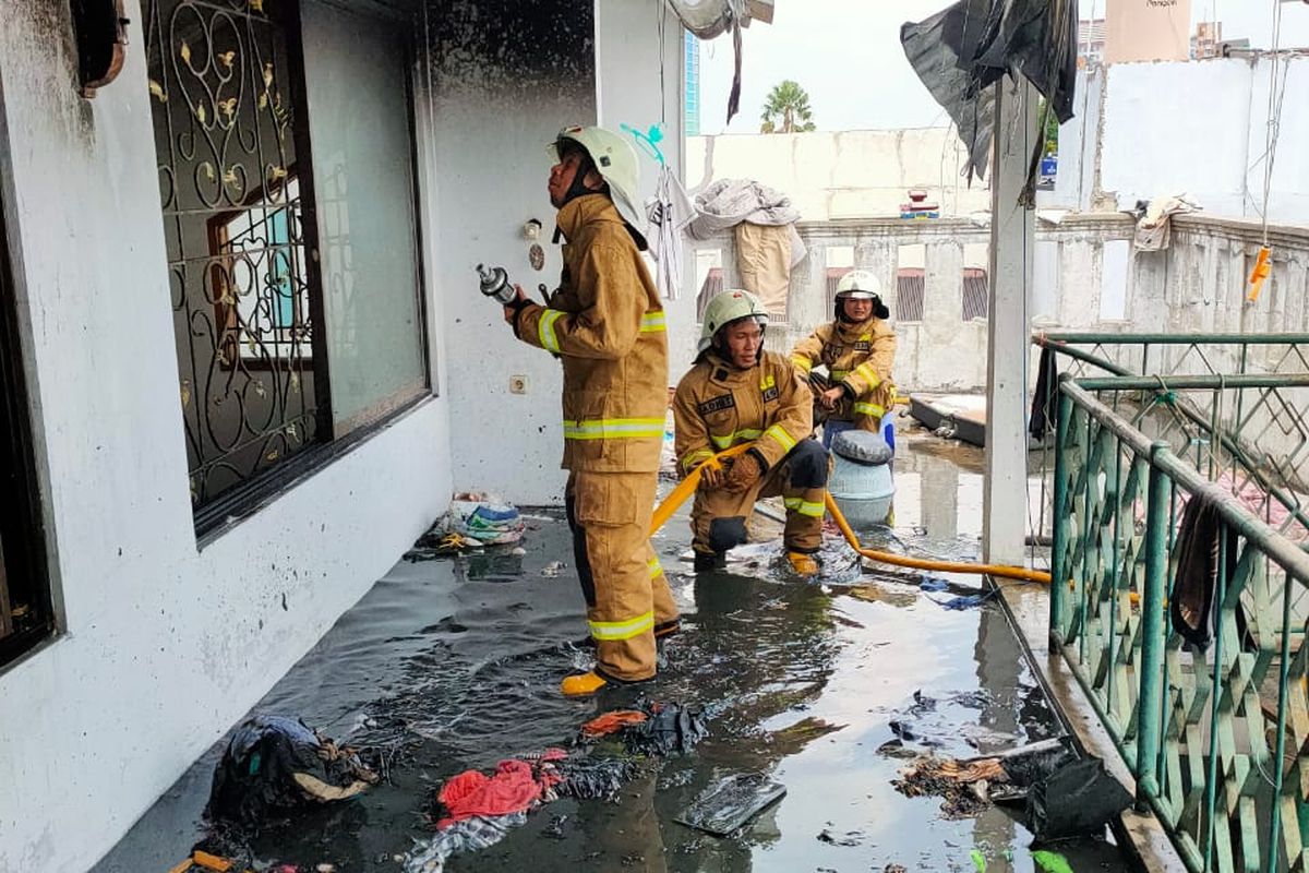 Sebuah rumah di Komplek Polri Ragunan di Jalan R. RT.10 RW 06, Ragunan, Pasar Minggu, Jakarta Selatan terbakar pada Rabu (25/11/2020).