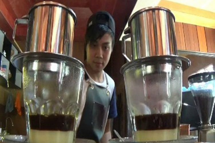 Warkop Dreams Coffee yang terletak di Jalan Jenderal Sudirman Mamasa, Sulawesi Barat menawarkan 15 racikan kopi lokal Kondosapa Mamasa. Warkop ini diminati pengunjung tidak hanya kalangan remaja dan anak muda, tapi juga pegawai dan pejabat setempat, tak terkecuali wisatawan asing yang berwisata ke daerah bersuhu dingin ini.