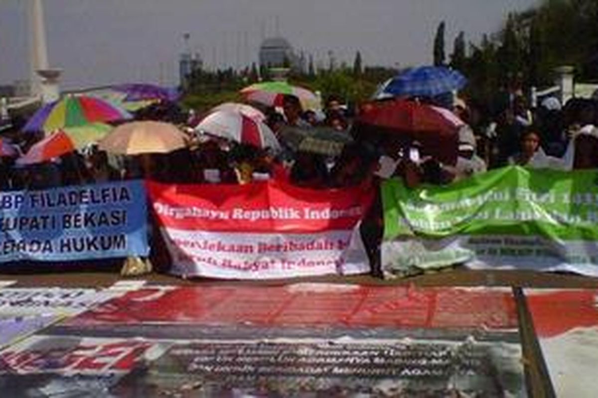 Ratusan jemaat dari GKI Taman Yasmin Bogor dan HKBP Filadelfia Tambun Bekasi kembali menggelar ibadah hari minggu di depan Istana Negara, Jakarta Pusat, Minggu (26/8/2012).