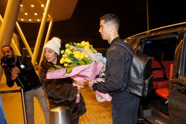 Foto dari Al Nassr FC pada 2 Januari 2023 yang menunjukkan bintang sepak bola Portugal Cristiano Ronaldo dan istrinya Georgina Rodriqez saat tiba di Riyadh sebelum diperkenalkan sebagai pemain Al Nassr. - Ronaldo tiba di Riyadh menjelang upacara pengenalan dirinya sebagai pemain Al Nassr di hadapan ribuan penggemar. 