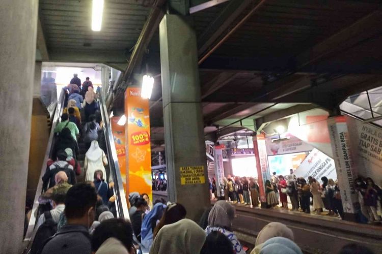 Area sempit untuk menunggu KRL di Sudirman