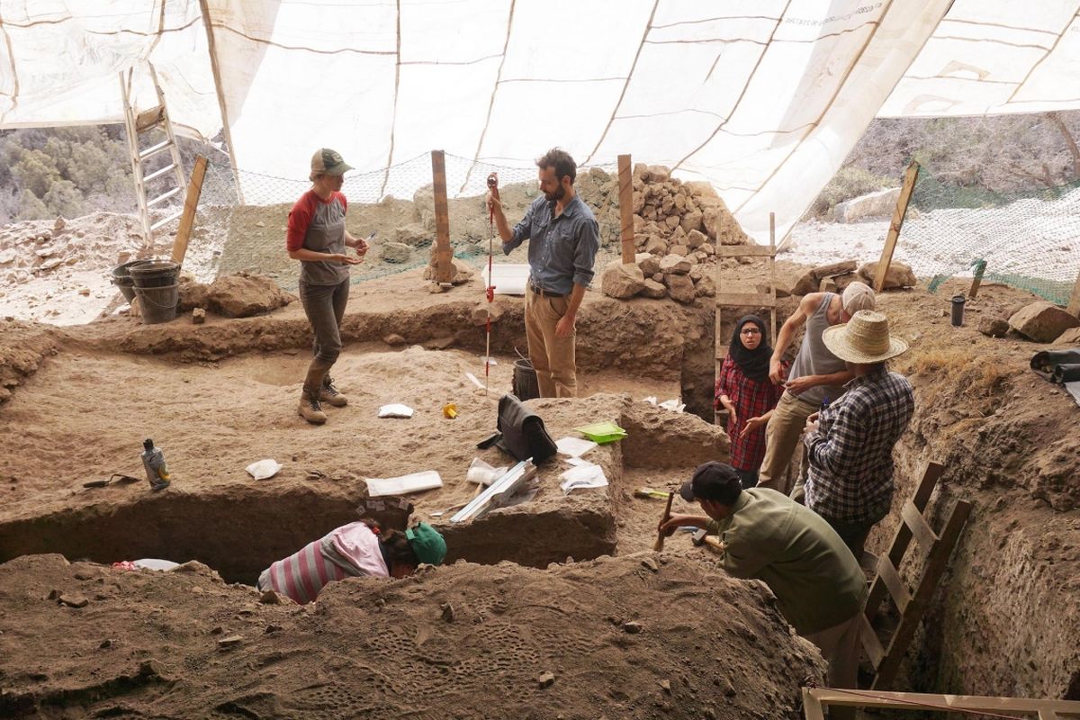 Peneliti berada di lokasi penemuan manik-manik  berusia 142.000 tahun di Maroko 
