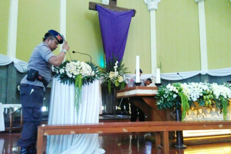 Personel Gegana Brimob Polda DIY saat memeriksa mimbar di Gereja Santa Lidwina  Bedog, Desa Trihanggo, Kecamatan Gamping.