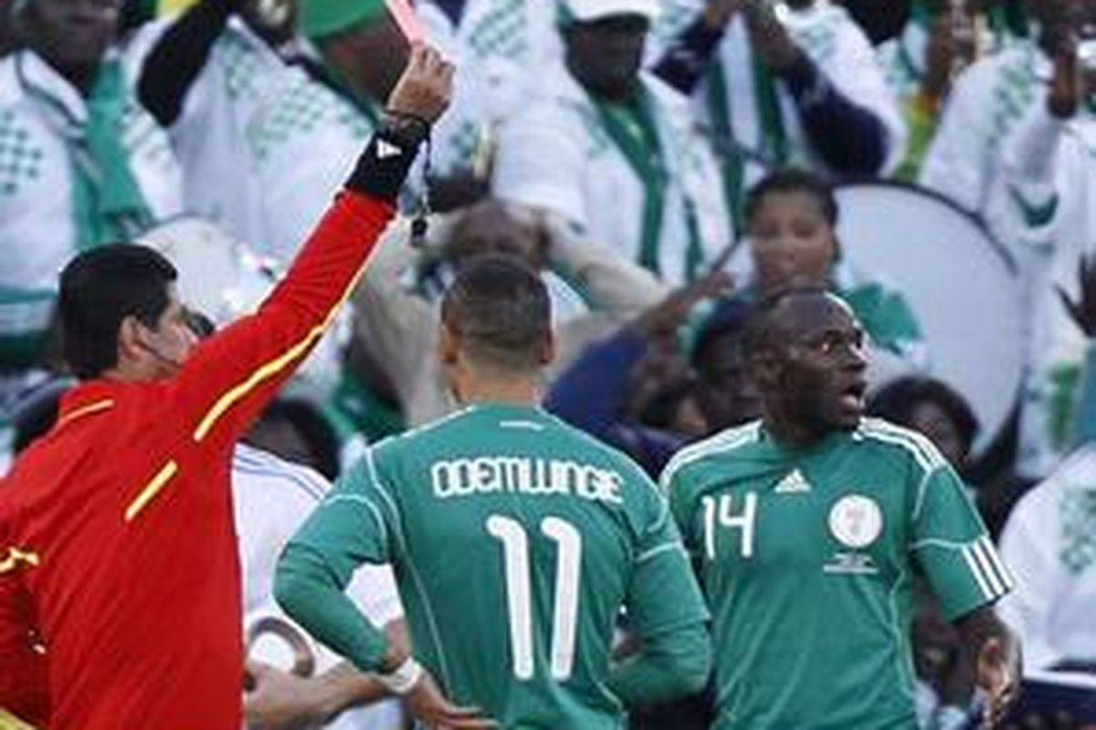 Gelandang Nigeria, Sani Kaita (kanan) mendapat kartu merah dari wasit saat timnya melawan Yunani di penysihan Grup B Piala Dunia 2010, Kamis (17/6/10).