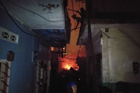 Puluhan Rumah di Permukiman Padat Penduduk di Medan Terbakar