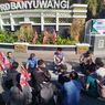 Redam Tensi Demo, Anggota DPRD Banyuwangi Duduk di Trotoar Bareng Mahasiswa