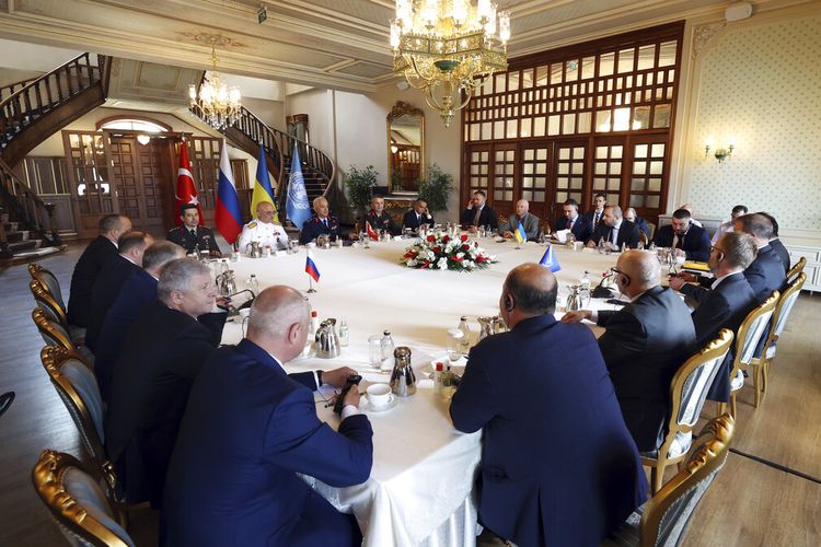 Dalam foto handout yang disediakan oleh Kementerian Pertahanan Turki, Rusia, kiri, dan Ukraina, kanan atas, delegasi bertemu bersama dengan pengamat PBB, kanan, dan anggota Kementerian Pertahanan Turki di Istanbul, Turki, Rabu, 13 Juli 2022.