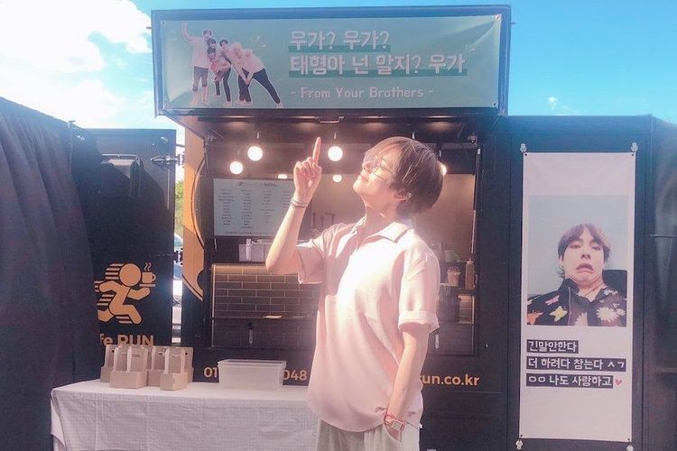 Member boyband BTS V atau Kim Taehyung berpose di harapan food truck yang dikirim aktor Park Seo Joon dan Choi Woo Shik di louais fan meeting BTS di Olympic Gymnastic Arena, Seoul, Sabtu (22/6/2019).