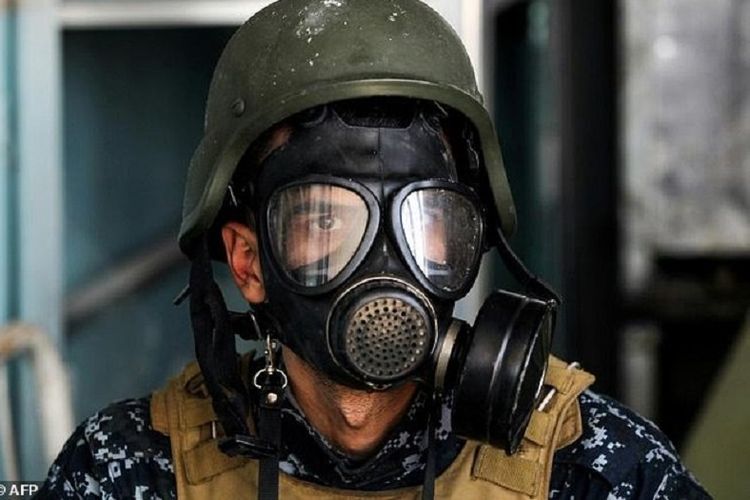 Seorang tentara Irak menggunakan masker gas saat merebut kembali Mosul dari ISIS. (Foto: Ilustrasi)