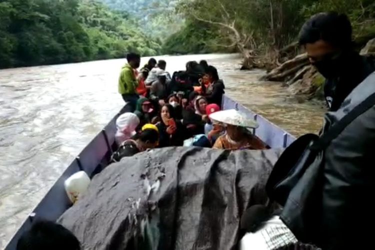 Jalur sungai ini menjadi akses satu satunya warga Lumbis Ogong Kabupaten Nunukan Kaltara