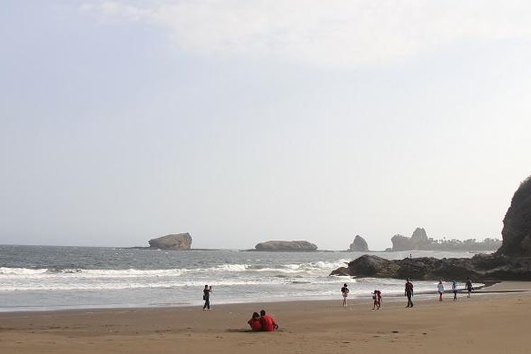 Para wisatawan nusantara mengunjungi obyek wisata Pantai Watu Ulo, Jember, Jawa Timur, Kamis (10/9/2015). Pantai Watu Ulo merupakan salah satu obyek wisata pantai yang dimiliki oleh Kabupaten Jember.