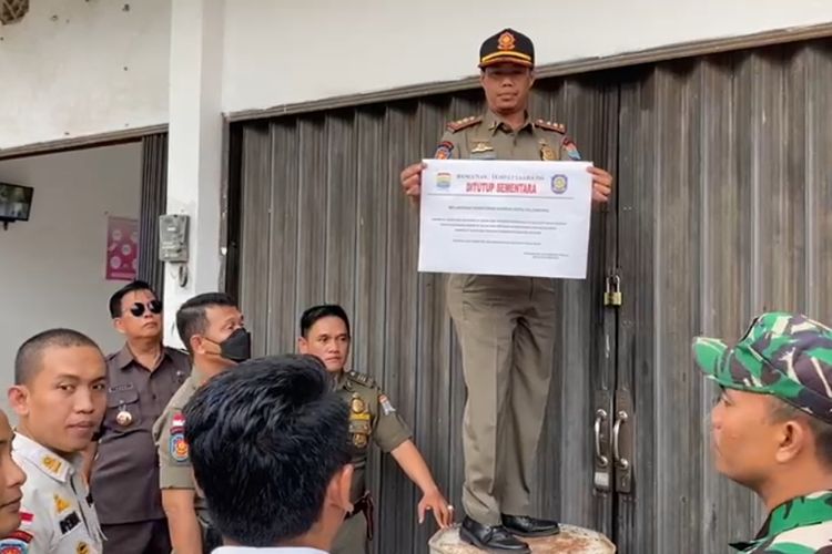 Satuan Polisi Pamong pRaja kota Palembang menutup tempat usaha panti pijat urut modern lantaran mendapatkan penolakan dari masyrakat karena beroperasi dekat masjid, Jumat (29/7/2022).