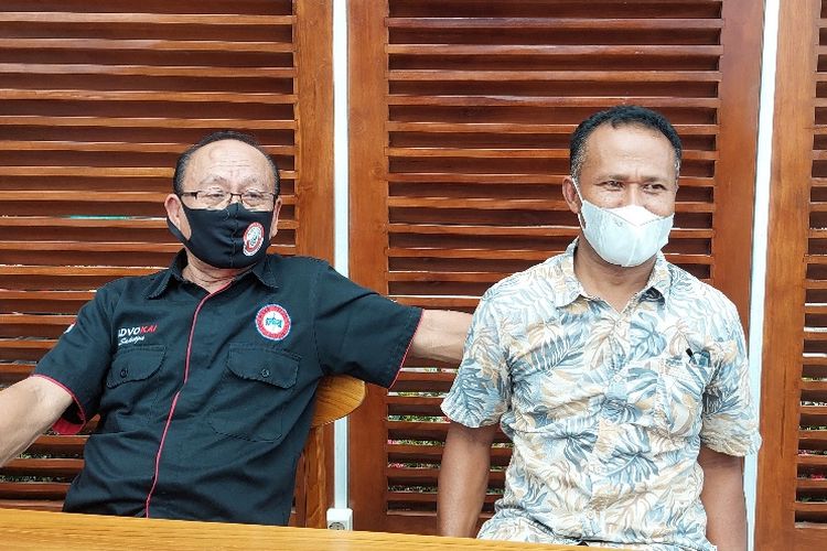 Marno yang dituduh mentelantarkan anaknya didampingi penasihat hukum Suroso Ucok Kuncoro