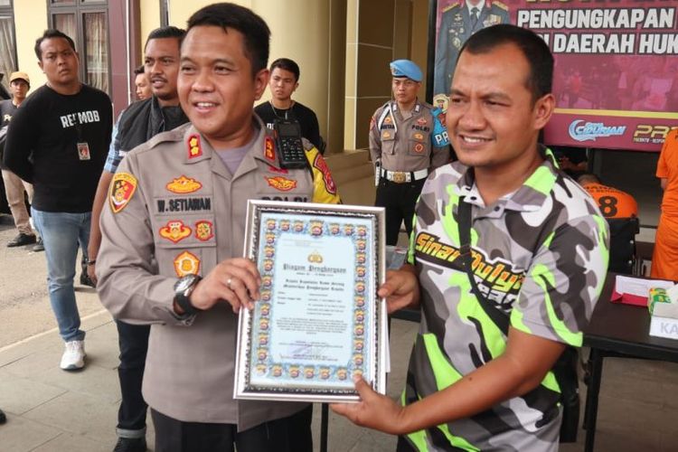 Jumadi mendapatkan penghargaan dari Kapolres Serang, di Mapolres Serang, Banten, Selasa (9/1/2024). 