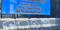Saat Barikade Beton di Gedung DPR Disulap Jadi “Papan Suara” Massa Aksi Hari Buruh