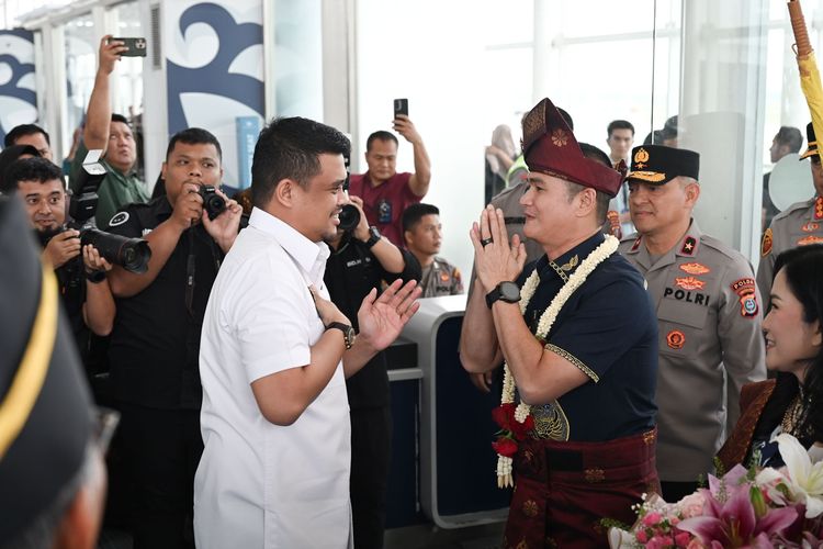 Bobby Nasution Sambut Kapolda Sumut Baru Sonny Irawan di Bandara Kualanamu