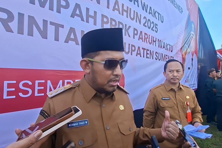 Bupati Sumenep, Achmad Fauzi Wongsojudo saat memberikan ketetangan kepada jurnalis usai penyerahan SK PPPK Patuh Waktu di Sumenep, Jawa Timur. 