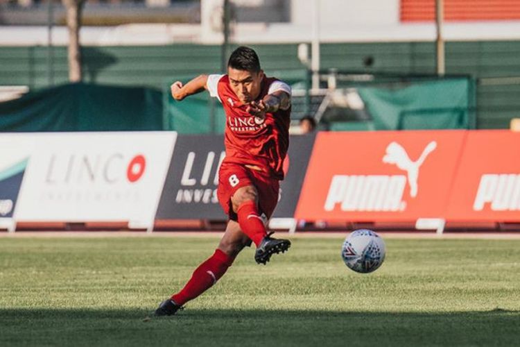 Gelandang serang Home United asal Korea Selatan, Song Ui-young melepaskan sepakan saat timnya menjamu Warriors FC pada laga Liga Singapura 2018 di Stadion Bishan, 5 Mei 2018.