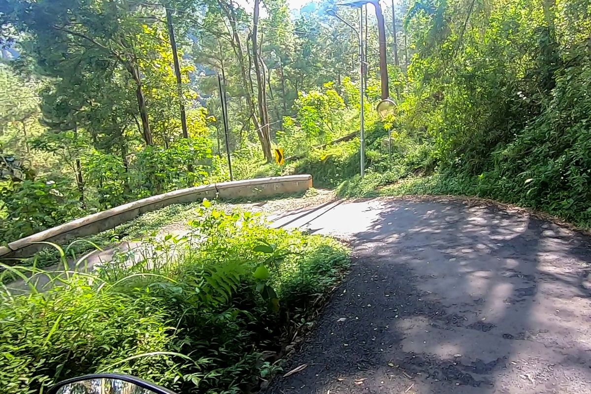 Tikungan tajam di Bukit Tunggangan, Wonogiri.