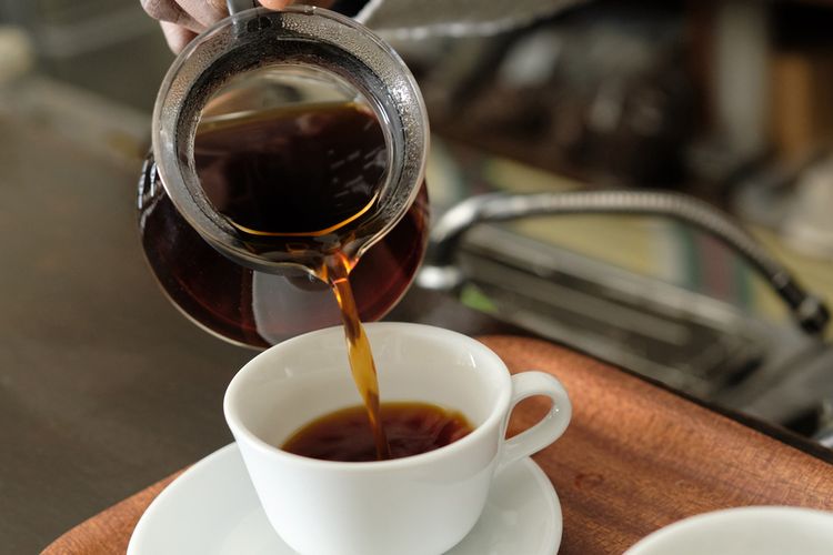 Mengonsumsi teh atau kopi terlalu banyak bisa memicu efek ketergantungan kafein.