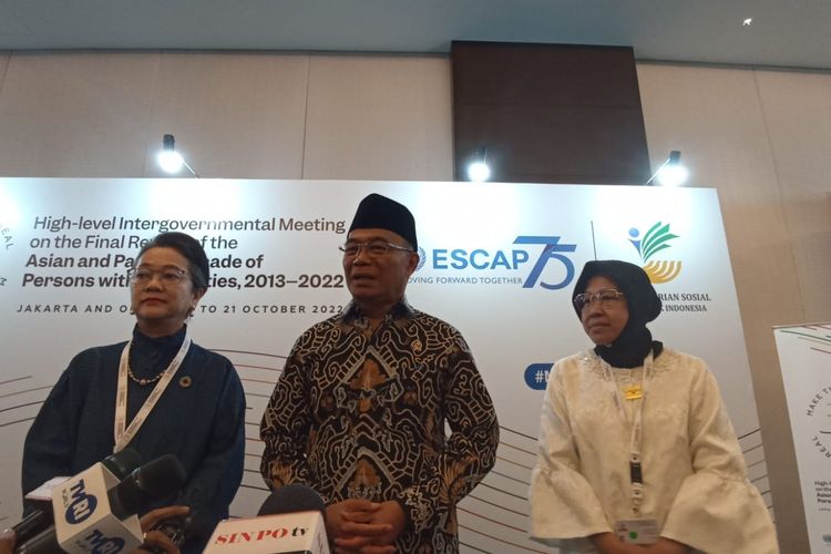 Menteri Koordinator Bidang Pembangunan Manusia dan Kebudayaan (Kemenko PMK), Muhadjir Effendy (tengah), menghadiri acara Pertemuan Tingkat Tinggi Asia Pasifik untuk Penyandang Disabilitas di Fairmont Hotel, Jakarta, Rabu (19/10/2022). 