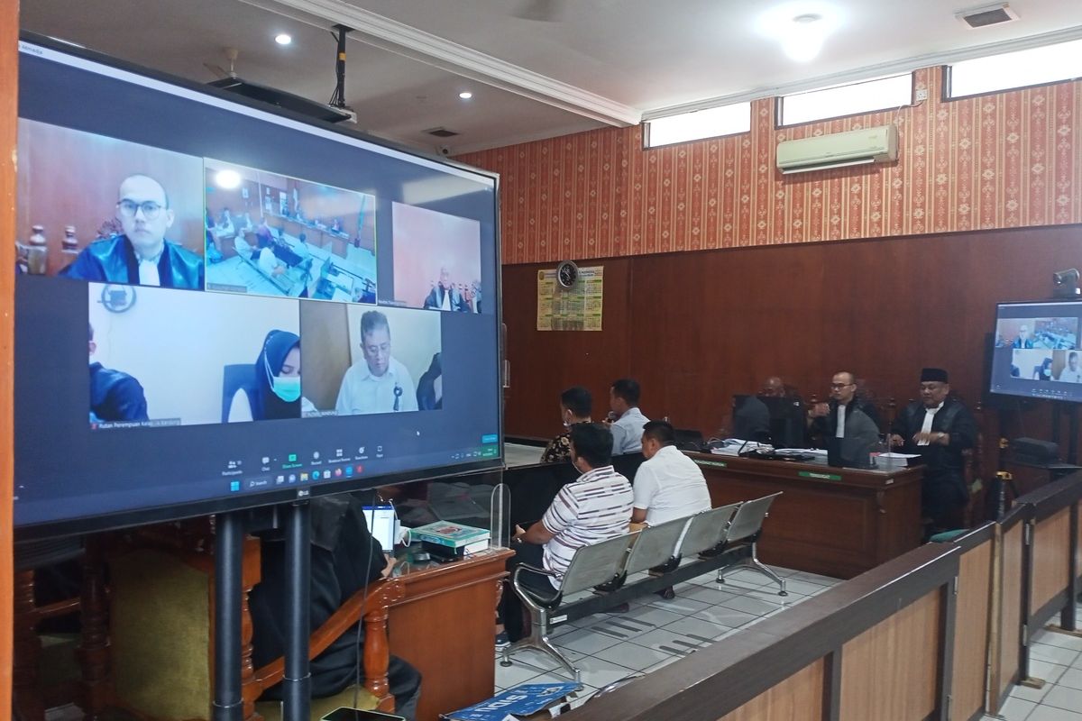 Jhon Pangestu penasehat hukum saksi korban SG, menyangkal keterangan saksi Angga dalam persidangan yang menyebut tidak mengetahui ihwal pembelian Villa, SPBU, serta beberapa tanah yang dilakukan oleh terdakwa mantan ketua DPRD Provinsi Jawa Barat, Irfan Suryanagara. Hal itu disampaikannya usai sidang kasus penggelapan dan pencucian uang dengan terdakwa Irfan Suryanagara dan sang istri Endang Kusumawaty di Pengadilan Negeri (PN) Bale Bandung, Baleendah, Kabupaten Bandung, Jawa Barat, pada Jumat (16/12/2022).