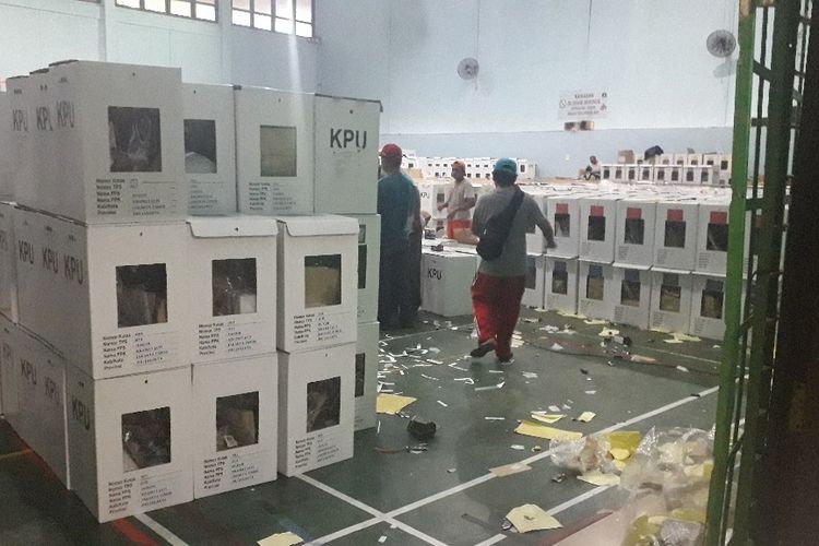 Petugas menyiapkan distribusi logistik Pemilu di GOR Kramat Jati, Jakarta Timur, Senin (15/4/2019).