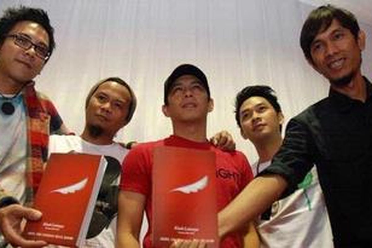 Ariel, Uki, Lukman, Reza, dan David meluncurkan nama baru band mereka, Noah, di kantor Musica Studios, Jakarta, 2 Agustus 2012.