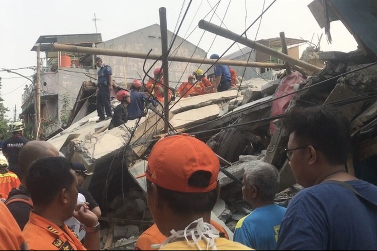 - Sebuah rumah ambruk di Jalan Pulo Gundul Nomor 123 , RT 004, RW 010, Tanah Tinggi, Johar Baru, Jakarta Pusat, Jumat (26/4/2019). Hingga kini 10 orang ditemukan selamat dan 1 orang meninggal dunia karena insiden tersebut. 
