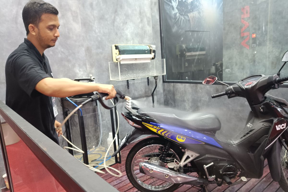 Alat cuci motor dan mobil di Jakarta Fair Kemayoran 2023