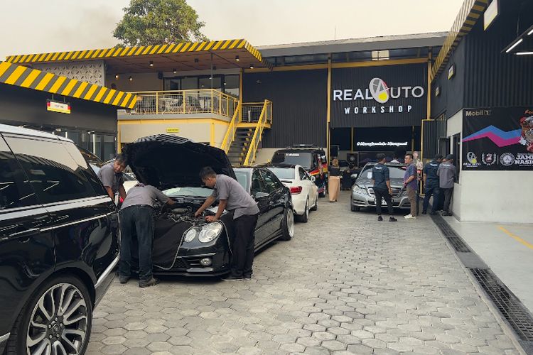 Komunitas Mercedes Benz yang tergabung dalam Mercedes Benz Club Indonesia bakal menggelar Jambore Nasional XIX Bali pada Jumat (27/9/2024) dan Sabtu (28/9/2024).