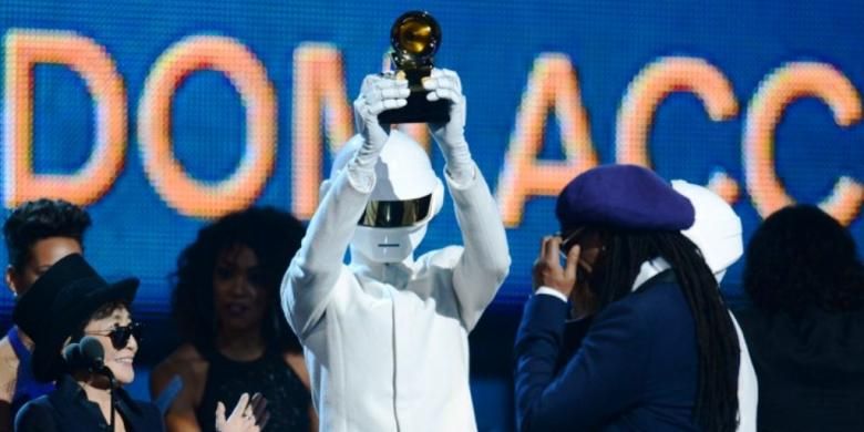 Yoko Ono (kiri) tepuk tangan saat memberikan penghargaan Best Album Of The Year, Grammy Awards ke-56, 2014 atas lagu Random Access Memories dari Daft Punk.