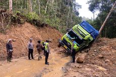 Material Longsor Picu Kemacetan Parah di Jalan Lintas Liwa-Krui