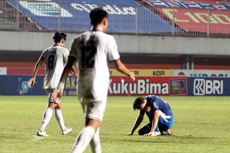 Gelandang Persib Bandung Marc Anthony Klok (biru), tertunduk usai timnya dikalahkan Arema FC di pekan ke-14 Liga 1 2021-2022. Dalam laga yang berlangsung di Stadion Maguwoharjo, Sleman, Minggu (28/11/2021) itu Persib kalah 0-1 dari Arema. 