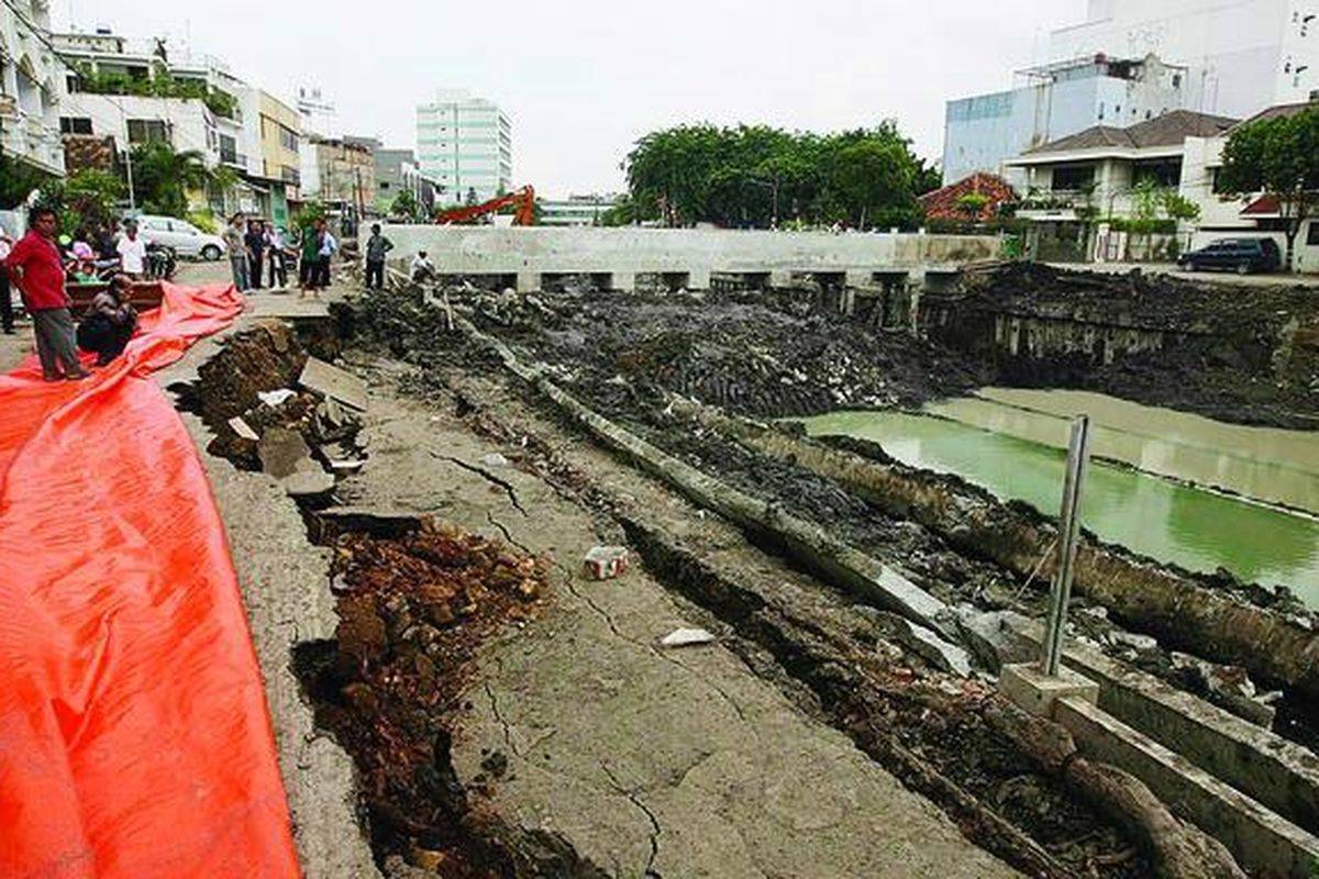 Separuh ruas Jalan Petojo VIJ 1, Jakarta Pusat, ambrol, Senin (13/12). Menurut warga, jalan tersebut ambrol karena proyek penurapan Kali Siantar. Selain jalanan ambrol, proyek tersebut juga membuat rumah warga retak-retak.