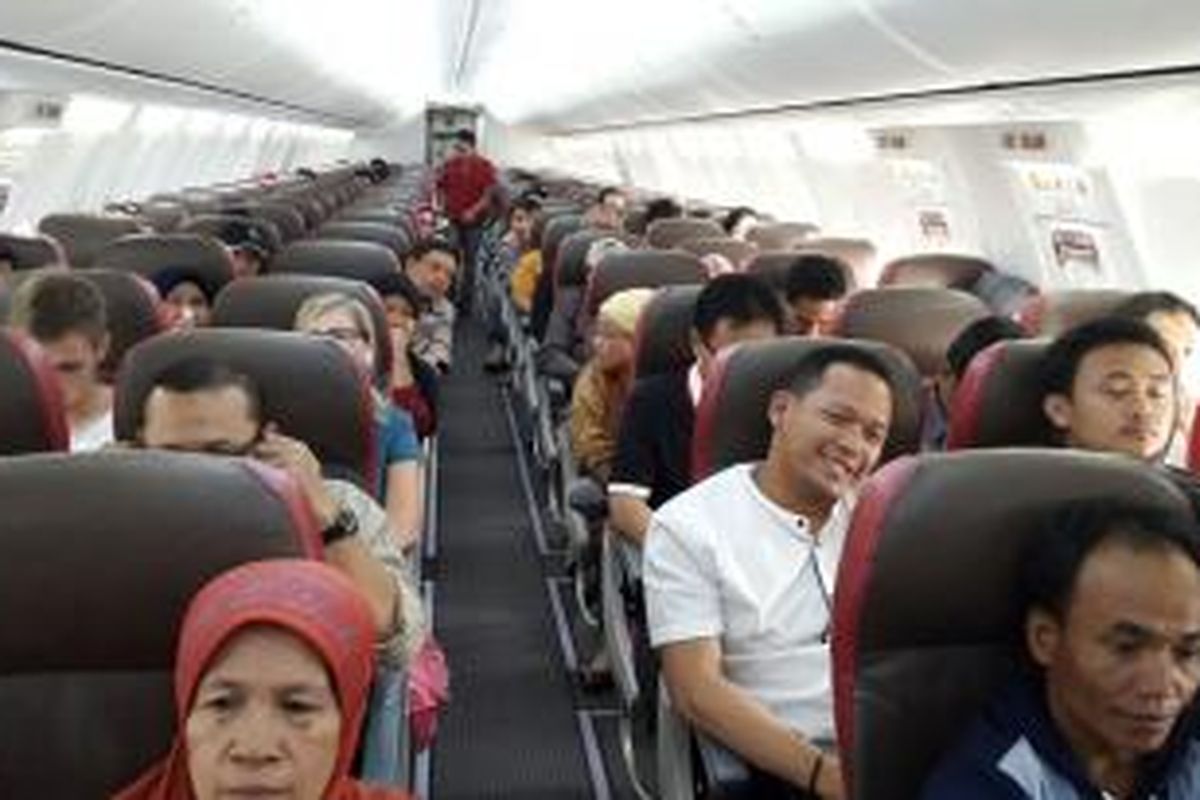 Suasana di kabin pesawat Batik Air ID 6658 Jakarta-Mataram yang sempat tertunda terbang selama dua jam lebih di Bandara Soekarno-Hatta, Senin (24/8/2015).  