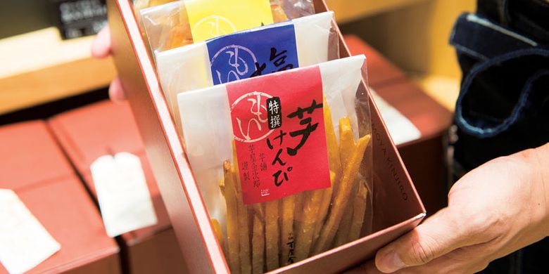 Toko Nihonbashi Imoya Kinjiro yang khusus menjual kue ubi di Tokyo, Jepang. 