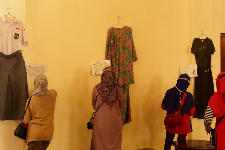 Pameran ilustrasi pakaian korban kekerasan seksual di Gedung Monod Diephuis & Co, Kota Lama Semarang pada Minggu (29/11/2020).