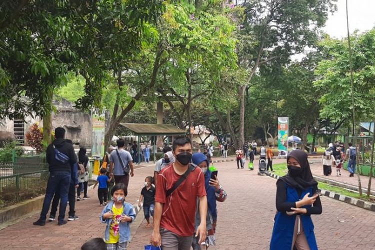 Sejumlah pengunjung sedang menikmati suasana di Taman Margasatwa Ragunan, Jakarta Selatan, Sabtu (23/10/2021).