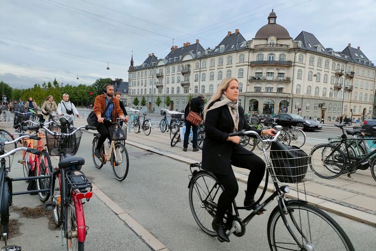 Suasana jalur sepeda di Strandvejen pada Senin pagi (30/5/2022). Strandvejen adalah sebuah jalan sepanjang tak kurang dari 7 kilometer yang membentang dari utara ke selatan di kawasan Hellerup, sisi timur Kota Kopenhagen. Jalur ini dipenuhi sepeda di setiap hari kerja.
