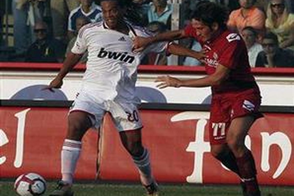 Gelandang AC Milan, Ronaldinho (kiri).