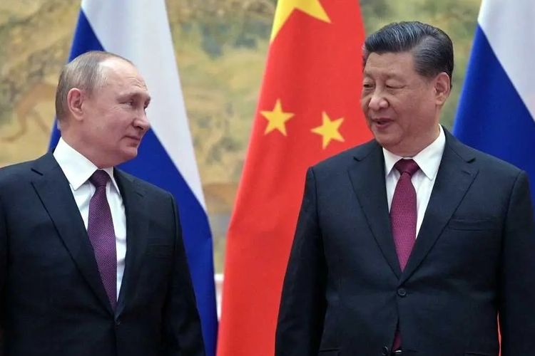Presiden Rusia, Vladimir Putin (kiri) dan Presiden Chinam Xi Jinping, berpose untuk acara foto bersama dalam pertemuan mereka di Beijing pada 4 Januari 2022. 

