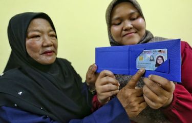 Nurul Arini (18) ditemani ibu angkatnya Norini (61) setelah menerima MyKad pada Senin (5/5/2025). 