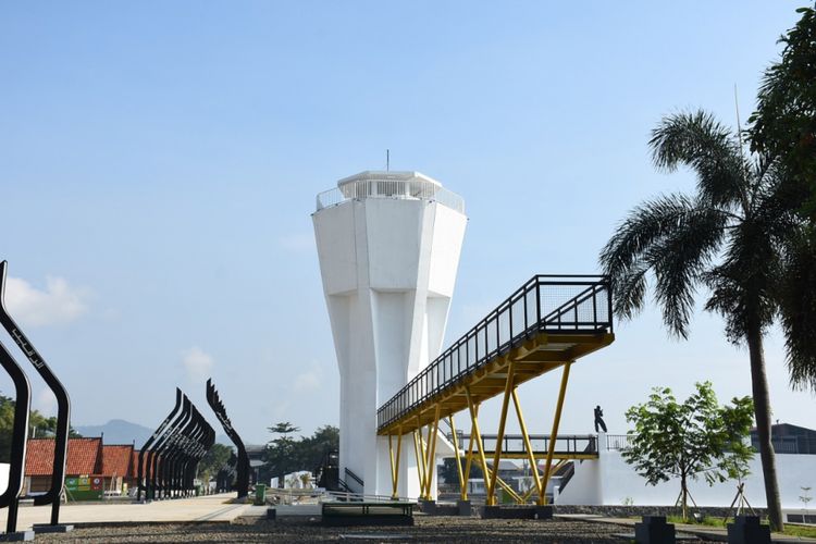 Ada menara dengan dilengkapi tangga di Alun-alun Cianjur, Jawa Barat.